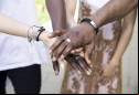Casal interracial de mãos dadas - Foto: Freepik