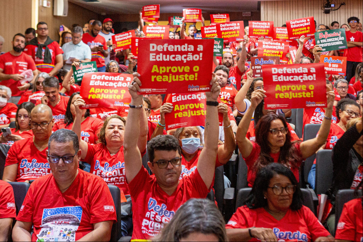 Professores da rede estadual de ensino foram até a Alepe cobrar a votação do projeto de lei que estabeleceu o reajuste salarial de 6,27% da categoria.