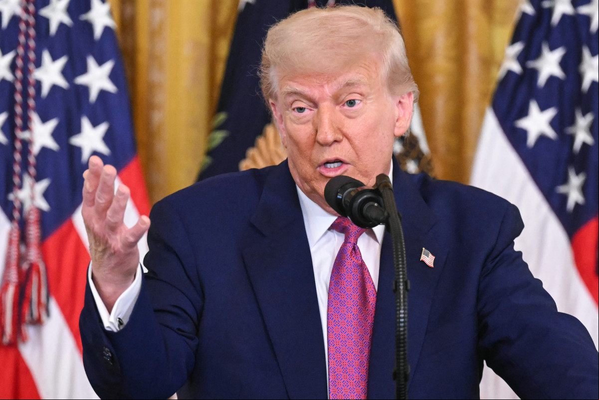 O presidente dos EUA, Donald Trump, discursa antes de um projeto de lei que bloqueia a regra da Califórnia que proíbe a venda de carros novos movidos a gasolina até 2035, no Salão Leste da Casa Branca, em Washington, D.C., em 12 de junho de 2025. O presidente Trump disse na quinta-feira que poderia aumentar as tarifas sobre automóveis importados em um futuro próximo, em uma tentativa de fortalecer a produção nacional. (Foto de SAUL LOEB / AFP) ( AFP) O presidente dos EUA, Donald Trump, discursa antes de um projeto de lei que bloqueia a regra da Califórnia que proíbe a venda de carros novos movidos a gasolina até 2035, no Salão Leste da Casa Branca, em Washington, D.C., em 12 de junho de 2025. O presidente Trump disse na quinta-feira que poderia aumentar as tarifas sobre automóveis importados em um futuro próximo, em uma tentativa de fortalecer a produção nacional. (Foto de SAUL LOEB / AFP)/ AFP