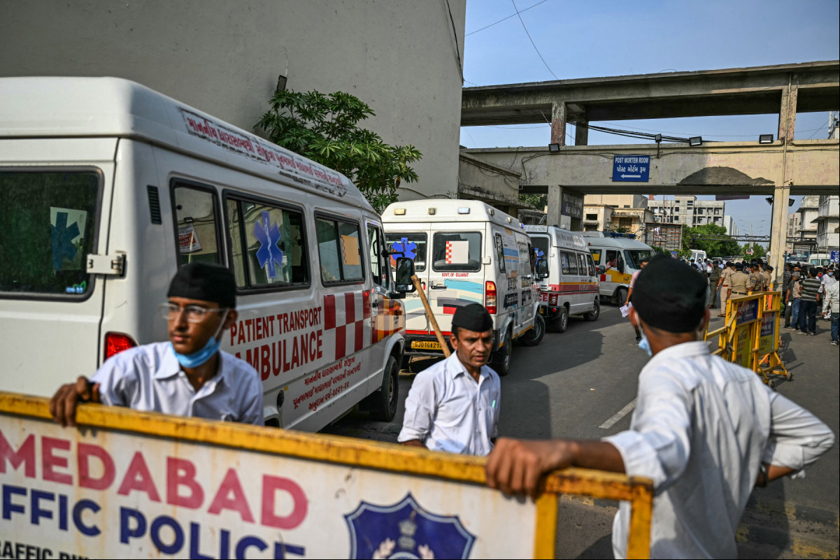 Ambulâncias são vistas estacionadas perto da sala de necropsia de um hospital antes de transferir os corpos das vítimas para um necrotério em Ahmedabad, em 13 de junho de 2025, um dia após o voo 171 da Air India ter caído em uma área residencial perto do aeroporto. Investigadores recuperaram um gravador de caixa-preta no local do acidente, em 13 de junho, de um avião de ageiros com destino a Londres que se chocou contra uma área residencial da cidade de Ahmedabad, na Índia, matando pelo menos 265 pessoas a bordo e em solo. (Foto de Punit PARANJPE / AFP) ( AFP) Ambulâncias são vistas estacionadas perto da sala de necropsia de um hospital antes de transferir os corpos das vítimas para um necrotério em Ahmedabad, em 13 de junho de 2025, um dia após o voo 171 da Air India ter caído em uma área residencial perto do aeroporto. Investigadores recuperaram um gravador de caixa-preta no local do acidente, em 13 de junho, de um avião de ageiros com destino a Londres que se chocou contra uma área residencial da cidade de Ahmedabad, na Índia, matando pelo menos 265 pessoas a bordo e em solo. (Foto de Punit PARANJPE / AFP)/ AFP